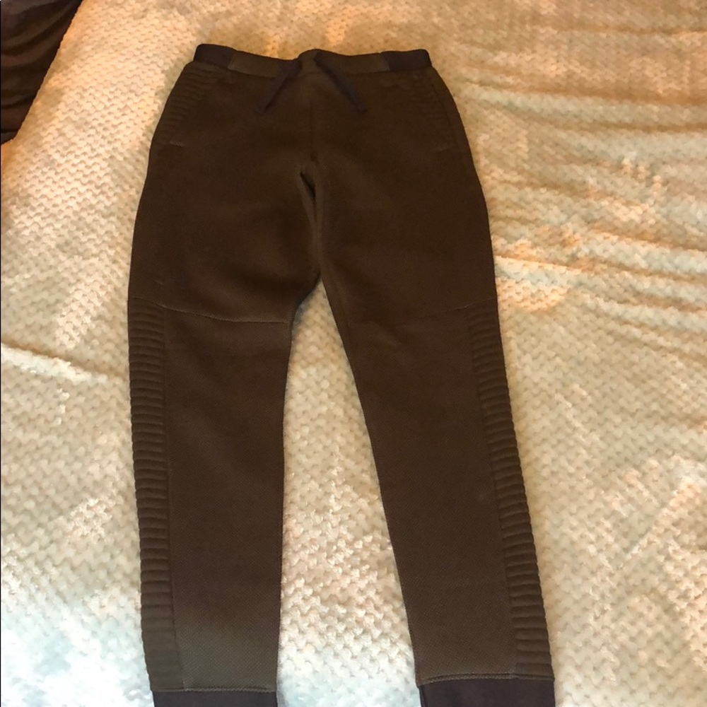 Boys L UA joggers